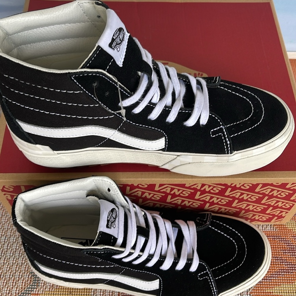 Vans Men’s Sk8-Hi Stacked (Suede/Canvas) Black/Blan
VN0A4BTW5ZN
Platforms - Picture 4 of 16